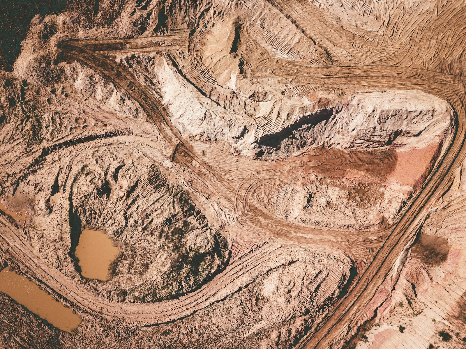 Vista aérea de infraestructura energética en la formación Vaca Muerta, Neuquén